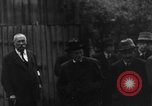 Immagine di Civili tedeschi seppelliscono le vittime Neunburg Germania, 1945, secondo 34 filmato di repertorio 65675055248