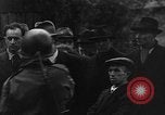 Immagine di Civili tedeschi seppelliscono le vittime Neunburg Germania, 1945, secondo 35 filmato di repertorio 65675055248