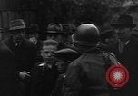 Immagine di Civili tedeschi seppelliscono le vittime Neunburg Germania, 1945, secondo 36 filmato di repertorio 65675055248