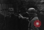 Immagine di Civili tedeschi seppelliscono le vittime Neunburg Germania, 1945, secondo 38 filmato di repertorio 65675055248