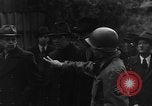 Immagine di Civili tedeschi seppelliscono le vittime Neunburg Germania, 1945, secondo 39 filmato di repertorio 65675055248