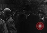 Immagine di Civili tedeschi seppelliscono le vittime Neunburg Germania, 1945, secondo 40 filmato di repertorio 65675055248