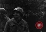 Immagine di Civili tedeschi seppelliscono le vittime Neunburg Germania, 1945, secondo 42 filmato di repertorio 65675055248