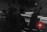 Immagine di Civili tedeschi seppelliscono le vittime Neunburg Germania, 1945, secondo 43 filmato di repertorio 65675055248