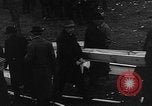 Immagine di Civili tedeschi seppelliscono le vittime Neunburg Germania, 1945, secondo 44 filmato di repertorio 65675055248