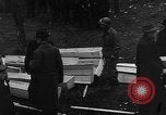 Immagine di Civili tedeschi seppelliscono le vittime Neunburg Germania, 1945, secondo 45 filmato di repertorio 65675055248