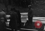 Immagine di Civili tedeschi seppelliscono le vittime Neunburg Germania, 1945, secondo 46 filmato di repertorio 65675055248