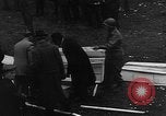 Immagine di Civili tedeschi seppelliscono le vittime Neunburg Germania, 1945, secondo 47 filmato di repertorio 65675055248