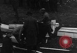 Immagine di Civili tedeschi seppelliscono le vittime Neunburg Germania, 1945, secondo 48 filmato di repertorio 65675055248