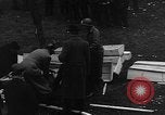 Immagine di Civili tedeschi seppelliscono le vittime Neunburg Germania, 1945, secondo 49 filmato di repertorio 65675055248