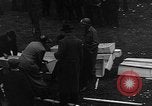 Immagine di Civili tedeschi seppelliscono le vittime Neunburg Germania, 1945, secondo 50 filmato di repertorio 65675055248