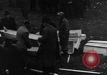 Immagine di Civili tedeschi seppelliscono le vittime Neunburg Germania, 1945, secondo 51 filmato di repertorio 65675055248