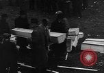 Immagine di Civili tedeschi seppelliscono le vittime Neunburg Germania, 1945, secondo 52 filmato di repertorio 65675055248