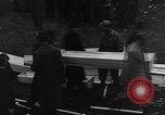 Immagine di Civili tedeschi seppelliscono le vittime Neunburg Germania, 1945, secondo 53 filmato di repertorio 65675055248