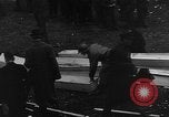 Immagine di Civili tedeschi seppelliscono le vittime Neunburg Germania, 1945, secondo 54 filmato di repertorio 65675055248