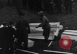 Immagine di Civili tedeschi seppelliscono le vittime Neunburg Germania, 1945, secondo 55 filmato di repertorio 65675055248