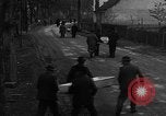 Immagine di Civili tedeschi seppelliscono le vittime Neunburg Germania, 1945, secondo 59 filmato di repertorio 65675055248