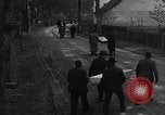 Immagine di Civili tedeschi seppelliscono le vittime Neunburg Germania, 1945, secondo 60 filmato di repertorio 65675055248