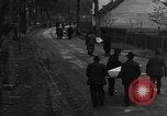 Immagine di Civili tedeschi seppelliscono le vittime Neunburg Germania, 1945, secondo 61 filmato di repertorio 65675055248