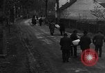 Immagine di Civili tedeschi seppelliscono le vittime Neunburg Germania, 1945, secondo 62 filmato di repertorio 65675055248