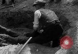 Immagine di I civili tedeschi esumano gli ebrei assassinati Neunburg Germania, 1945, secondo 56 filmato di repertorio 65675055251