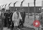 Immagine di Corpi morti Landsberg Germania, 1945, secondo 15 filmato di repertorio 65675055255
