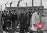 Immagine di Corpi morti Landsberg Germania, 1945, secondo 16 filmato di repertorio 65675055255