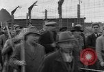 Immagine di Corpi morti Landsberg Germania, 1945, secondo 23 filmato di repertorio 65675055255
