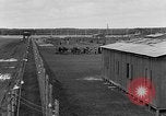 Immagine di Corpi morti Landsberg Germania, 1945, secondo 35 filmato di repertorio 65675055255