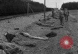 Standbild Leichen Landsberg Deutschland, 1945, aus Sekunde 40 historischem Filmmaterial Videoclip 65675055256
