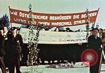 Immagine di Cerimonia di liberazione Dachau Germania, 1945, secondo 55 filmato di repertorio 65675055258