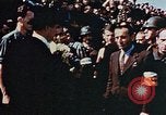 Standbild Zeremonie Dachau Deutschland, 1945, aus Sekunde 36 historischem Filmmaterial Videoclip 65675055272