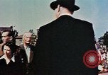 Standbild Zeremonie Dachau Deutschland, 1945, aus Sekunde 49 historischem Filmmaterial Videoclip 65675055272