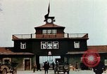 Standbild Konzentrationslager Buchenwald gate Ettersberg Deutschland, 1945, aus Sekunde 4 historischem Filmmaterial Videoclip 65675055279