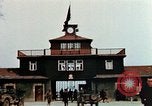 Standbild Konzentrationslager Buchenwald gate Ettersberg Deutschland, 1945, aus Sekunde 5 historischem Filmmaterial Videoclip 65675055279