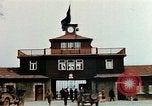 Standbild Konzentrationslager Buchenwald gate Ettersberg Deutschland, 1945, aus Sekunde 6 historischem Filmmaterial Videoclip 65675055279