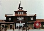 Standbild Konzentrationslager Buchenwald gate Ettersberg Deutschland, 1945, aus Sekunde 7 historischem Filmmaterial Videoclip 65675055279