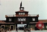 Standbild Konzentrationslager Buchenwald gate Ettersberg Deutschland, 1945, aus Sekunde 10 historischem Filmmaterial Videoclip 65675055279