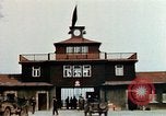 Standbild Konzentrationslager Buchenwald gate Ettersberg Deutschland, 1945, aus Sekunde 11 historischem Filmmaterial Videoclip 65675055279