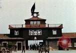 Standbild Konzentrationslager Buchenwald gate Ettersberg Deutschland, 1945, aus Sekunde 12 historischem Filmmaterial Videoclip 65675055279