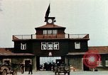 Standbild Konzentrationslager Buchenwald gate Ettersberg Deutschland, 1945, aus Sekunde 13 historischem Filmmaterial Videoclip 65675055279