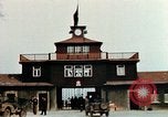 Standbild Konzentrationslager Buchenwald gate Ettersberg Deutschland, 1945, aus Sekunde 14 historischem Filmmaterial Videoclip 65675055279