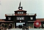 Standbild Konzentrationslager Buchenwald gate Ettersberg Deutschland, 1945, aus Sekunde 15 historischem Filmmaterial Videoclip 65675055279