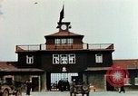 Standbild Konzentrationslager Buchenwald gate Ettersberg Deutschland, 1945, aus Sekunde 16 historischem Filmmaterial Videoclip 65675055279