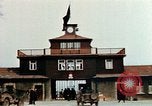 Standbild Konzentrationslager Buchenwald gate Ettersberg Deutschland, 1945, aus Sekunde 17 historischem Filmmaterial Videoclip 65675055279