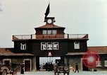 Standbild Konzentrationslager Buchenwald gate Ettersberg Deutschland, 1945, aus Sekunde 18 historischem Filmmaterial Videoclip 65675055279