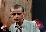 Standbild befreiten Konzentrationslager Buchenwald Opfer Ettersberg Deutschland, 1945, aus Sekunde 27 historischem Filmmaterial Videoclip 65675055280