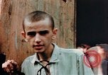 Standbild befreiten Konzentrationslager Buchenwald Opfer Ettersberg Deutschland, 1945, aus Sekunde 28 historischem Filmmaterial Videoclip 65675055280