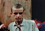 Standbild befreiten Konzentrationslager Buchenwald Opfer Ettersberg Deutschland, 1945, aus Sekunde 31 historischem Filmmaterial Videoclip 65675055280