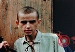 Standbild befreiten Konzentrationslager Buchenwald Opfer Ettersberg Deutschland, 1945, aus Sekunde 32 historischem Filmmaterial Videoclip 65675055280